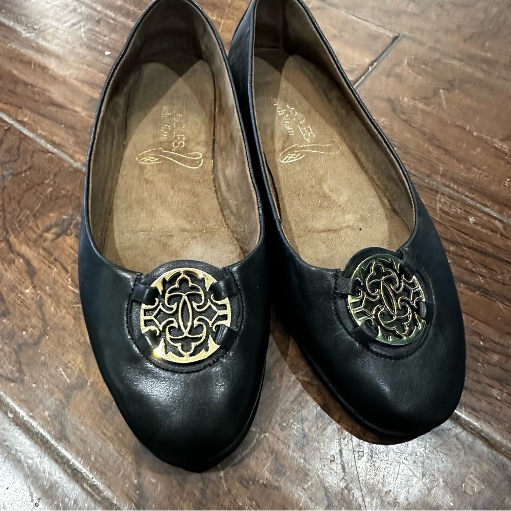 Aerosoles Black Leather Exhibet Flats w/ Gold Medallion – Size 7.5